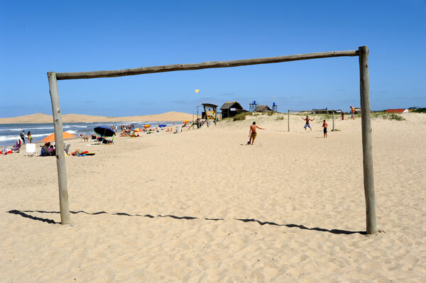 Футбольная дверь на пляже Valizas на побережье Уругвая
