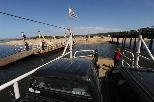 Voitures avec touristes attendant de monter à bord d'un ferry — Photo