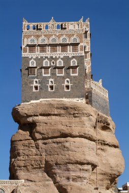 wadi dhahr önünde meydan okurcasına Rock Sarayı dar al Hacer duran