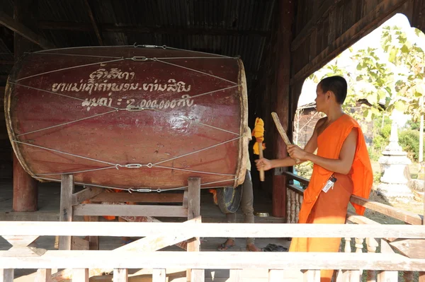 Monje budista golpea el tambor — Foto de Stock