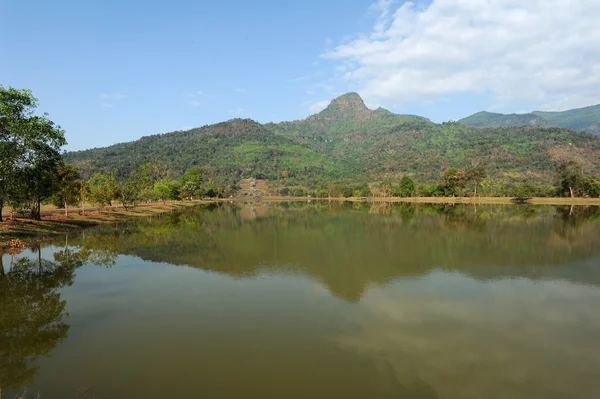 Lago de Khmer sítio arqueológico de Wat Phu Champasak, Laos — Fotografia de Stock