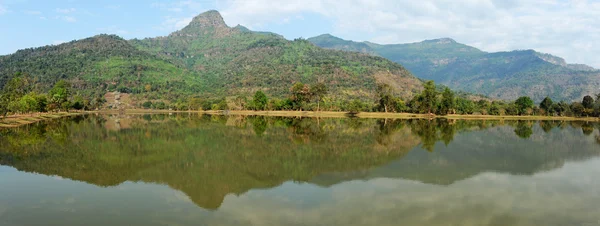 Lago de Khmer sítio arqueológico de Wat Phu Champasak, Laos — Fotografia de Stock