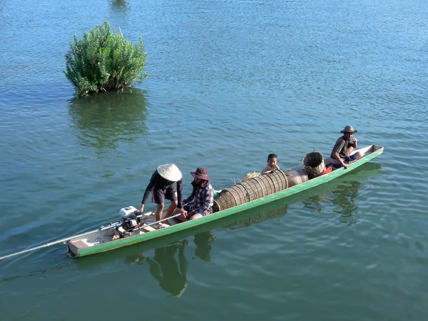 Canoë sur le Mékong au Laos à Don khon — Photo