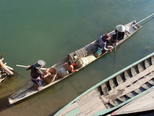 Piragüismo en el río Mekong en Laos en Don khon —  Fotos de Stock