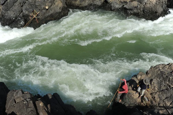 Fiskare på floden mekong på ön av don khong, laos — Stockfoto