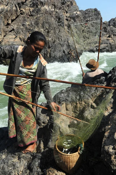 Fisherman at river Mekong on the island of Don Khon, Laos — Stock Photo, Image