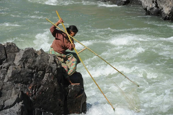 Fiskare på floden mekong på ön av don khong, laos — Stockfoto