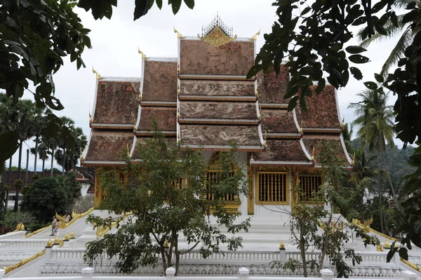 Laos, Luang Prabang Kraliyet Sarayı Müzesi 'ndeki tapınak. — Stok fotoğraf