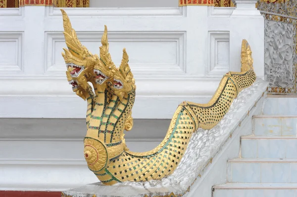 Naga statyer på wat pho pha smällen, luang prabang — Stockfoto