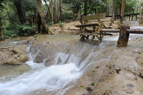 Waterval in het regenwoud in de buurt van luang prabang in laos — Stockfoto