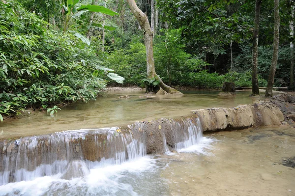 Καταρράκτη στο τροπικό δάσος κοντά στο luang prabang στο Λάος — Φωτογραφία Αρχείου