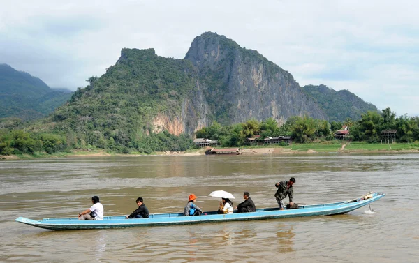 Kanotpaddling på Mekongfloden nära luang prabang i laos — Stockfoto