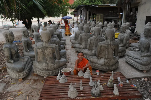 Building Buddha statues at the temple of Wat Sainyaphum at Savannakhet — Stock Photo, Image