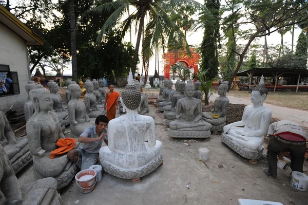 Budynek Buddy posągi w świątyni wat sainyaphum w savannakhet — Zdjęcie stockowe