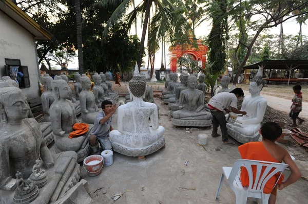 Bygga buddha statyer på tempel wat sainyaphum på savannakhet — Stockfoto