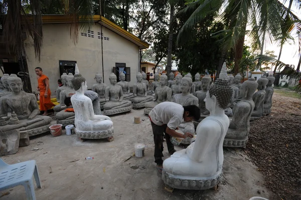 Bygga buddha statyer på tempel wat sainyaphum på savannakhet — Stockfoto