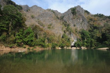 tham mağara girişine kong lo laos üzerinde