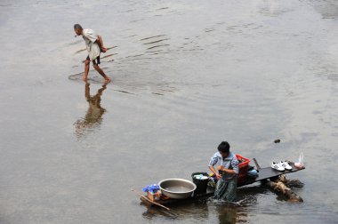 laos nehir tarafından giyim yıkar