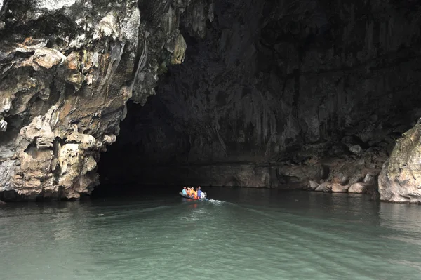 The entrance of the cave of Tham Kong Lo on Laos — Stock Photo, Image