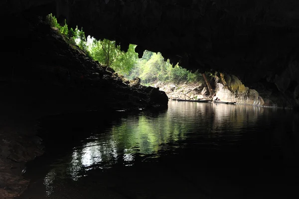 Entrée d'une grotte — Photo