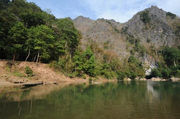 Ingången till grottan av tham kong lo om laos — Stockfoto