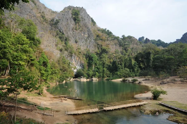 tham mağara girişine kong lo laos üzerinde