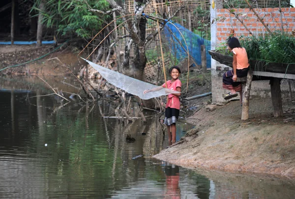 Girls fishing at the village of Ban Kong Lo — Stock Photo, Image