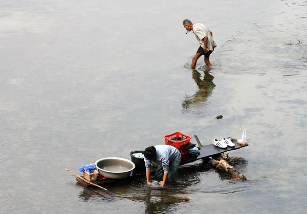 Laver les vêtements au bord de la rivière au Laos — Photo
