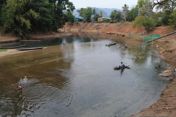 Tvättar kläder av floden på laos — Stockfoto