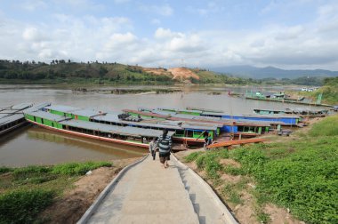 huay xai Laos mekong Nehri üzerinde Köyü'nde tekneler