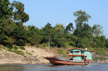 Laos mekong Nehri üzerinde ticaret gemisi