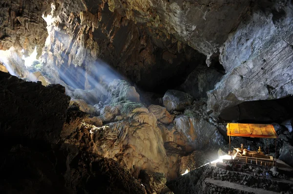A caverna de Pukham perto de Vang Vieng no Laos — Fotografia de Stock