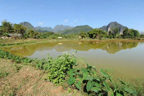 Vang vieng laos üzerinde yakınındaki kırsal manzara — Stok fotoğraf