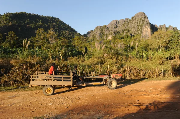 Vang vieng laos üzerinde yakınındaki kırsal manzara — Stok fotoğraf