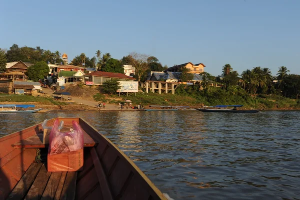 Łódź w miejscowości huay xai na rzeki mekong w Laosie — Zdjęcie stockowe