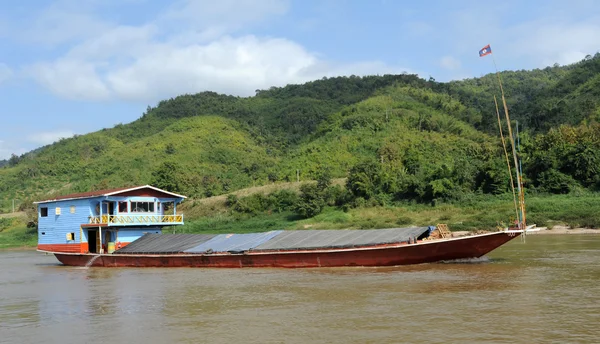 Εμπορικό πλοίο στον ποταμό Μεκόνγκ στο Λάος — Φωτογραφία Αρχείου