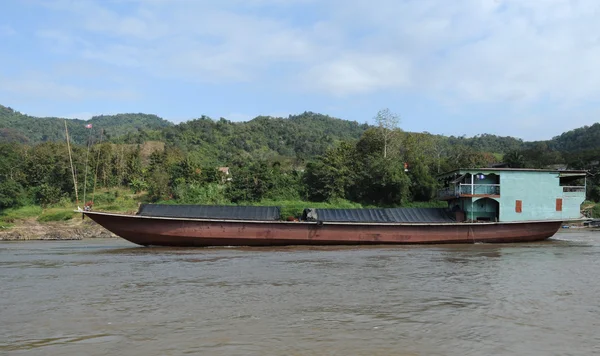 Obchodní lodi na řece mekong v Laosu — Stock fotografie
