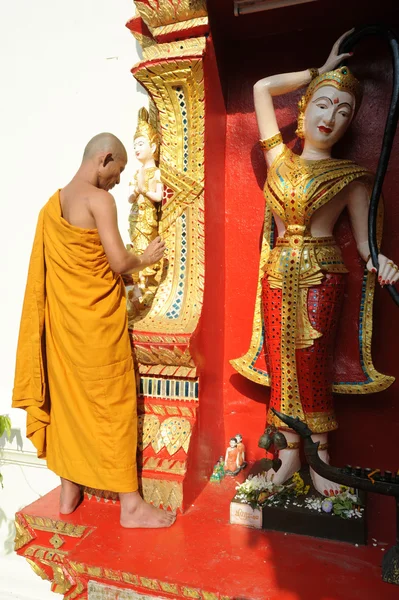Статуя в храме Ват Пхра Дой Сутеп в Таиланде — стоковое фото