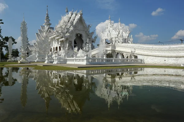 El templo de Wat Rong Khun en Chiang Rai en Tailandia —  Fotos de Stock