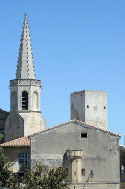 Fransa'daki Arles kilise kule