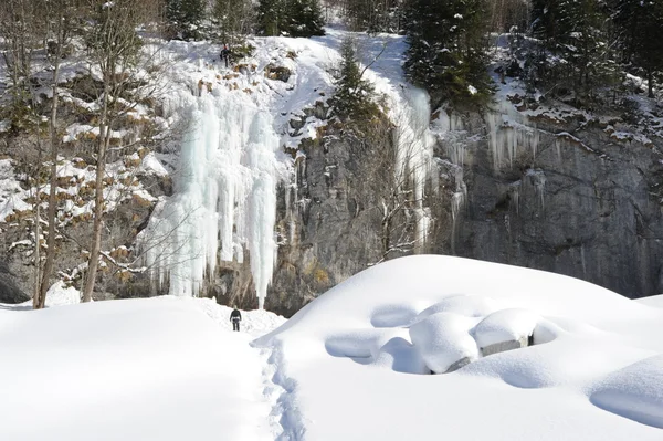 Air terjun beku di Engelberg di pegunungan Alpen Swiss — Stok Foto