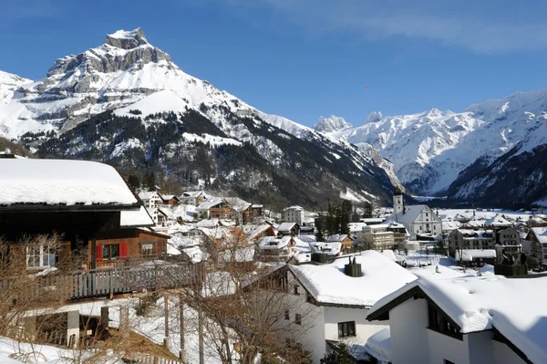 A falu Engelberg, a svájci Alpokban — Stock Fotó