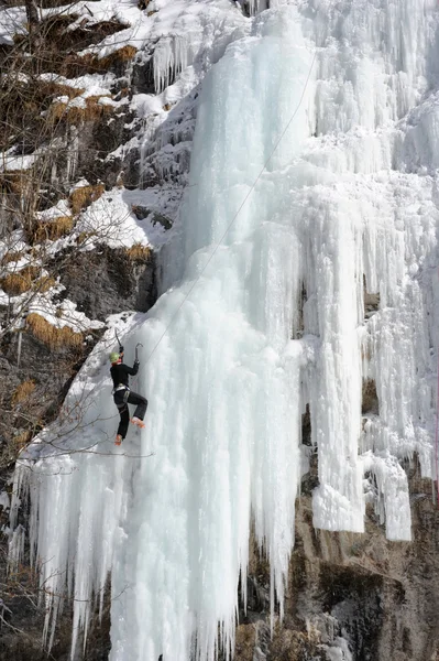 Air terjun beku di Engelberg di pegunungan Alpen Swiss — Stok Foto