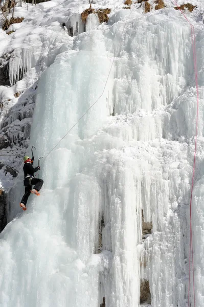 在英格堡上瑞士的阿尔卑斯山的冰的瀑布 — 图库照片