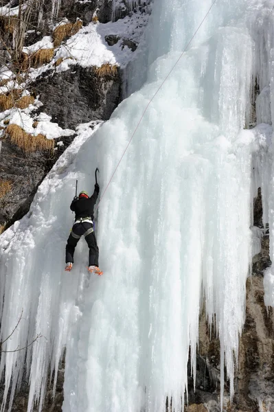 Air terjun beku di Engelberg di pegunungan Alpen Swiss — Stok Foto