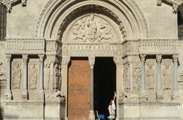 Kostel svatého trophimus v arles ve Francii — Stock fotografie