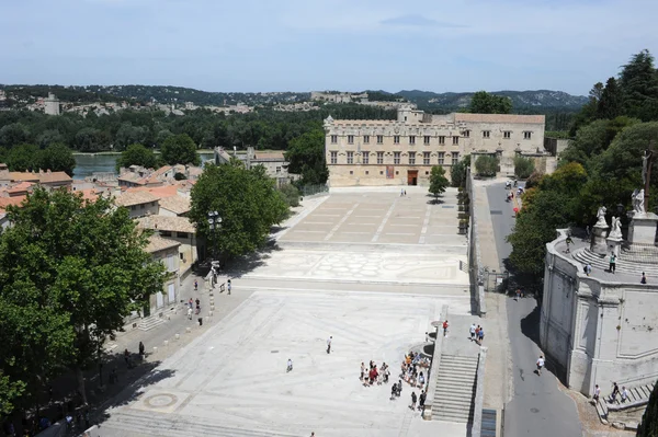 Petit palace na palácové náměstí v Avignonu na Francii — Stock fotografie