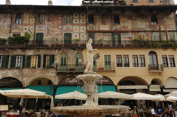 Piazza del Mercato di Erbe a Verona — Foto Stock