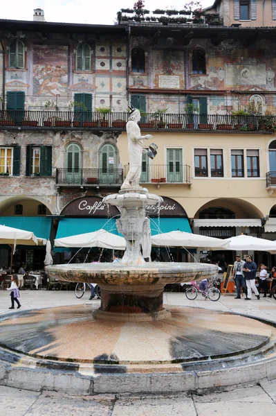 Tržní náměstí erbe ve Veroně v Itálii — Stock fotografie