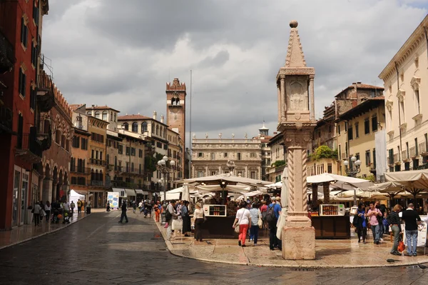 Praça do mercado de Erbe em Verona na Itália — Fotografia de Stock